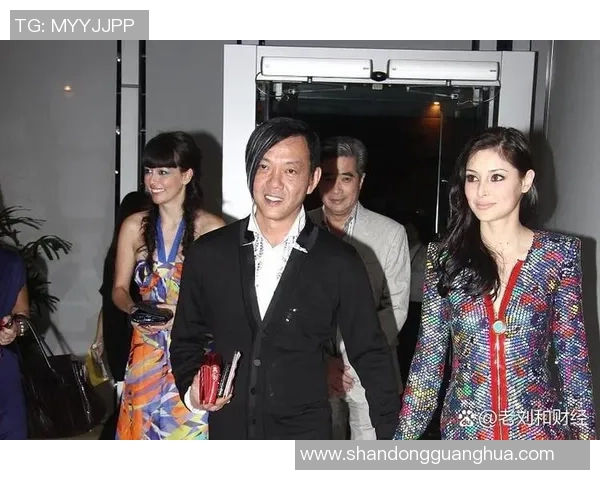 岁月沉淀情谊老牌足球球星同框留下珍贵历史印记